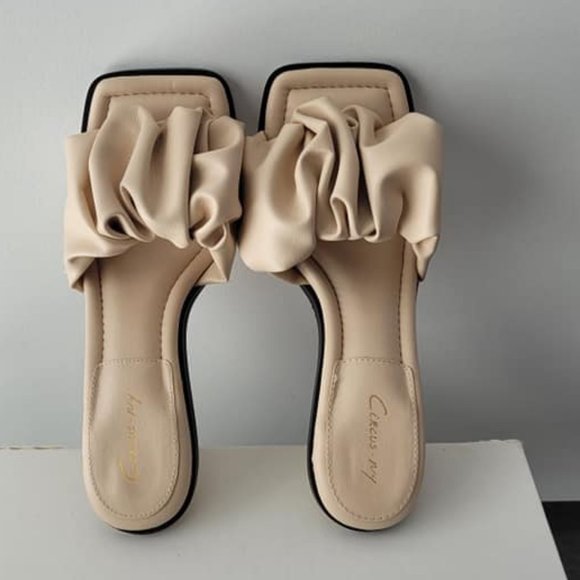 $79 NWT (9) Sam Edelman Slade Ruffled Dress Sandals - Picture 4 of 12